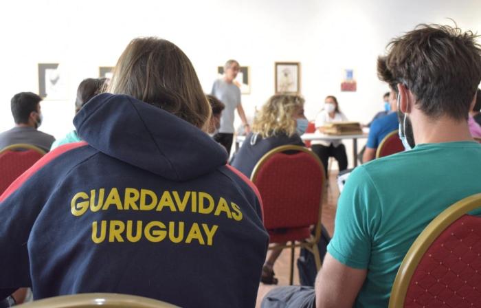 Convocatoria a guardavidas .