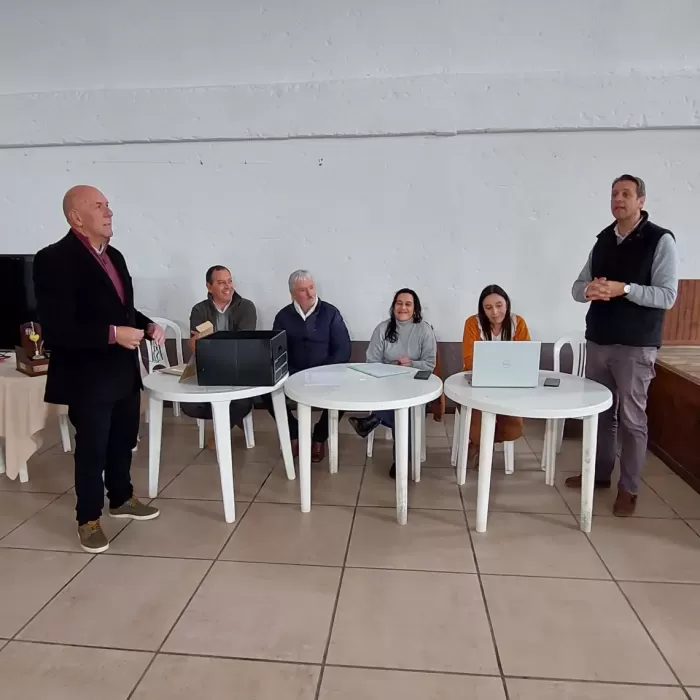 Escribanos realizando sorteo de los beneficiarios