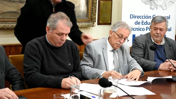 Firma convenio con UTU ´´