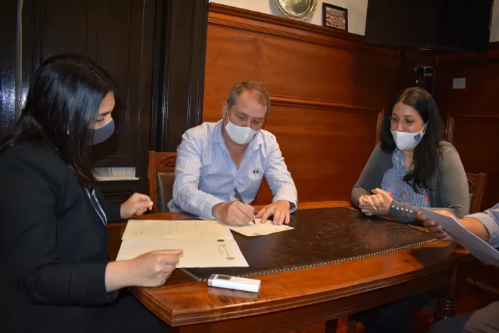 Intendente Guillermo Lopez firma el documento Intendente Guillermo Lopez firma el documento
