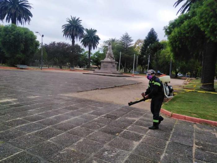 funcionario municipal en plena tarea de fumigación