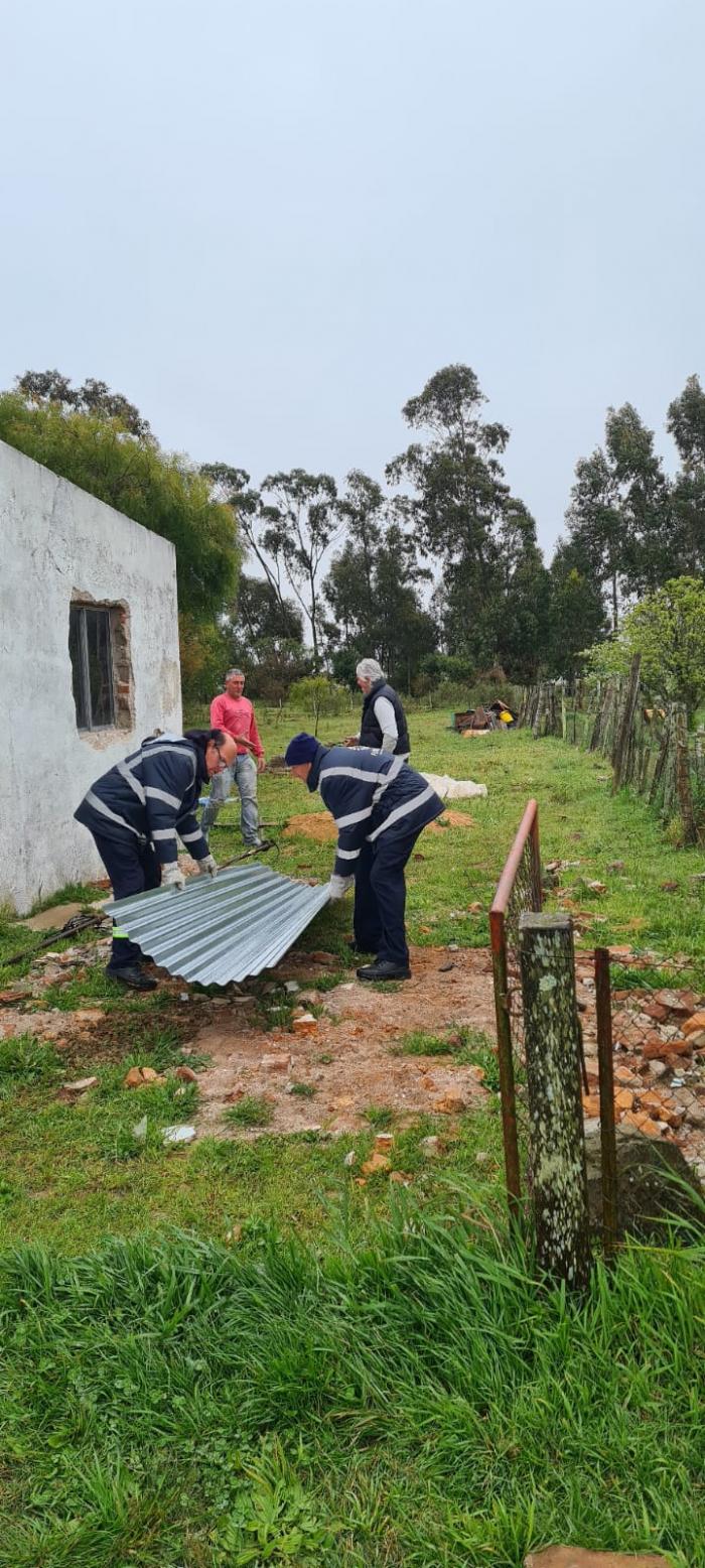 Vecinos de Nico Perez recibiendo materiales ´´