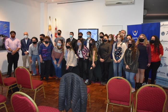 Integrantes del programa posan para foto oficial