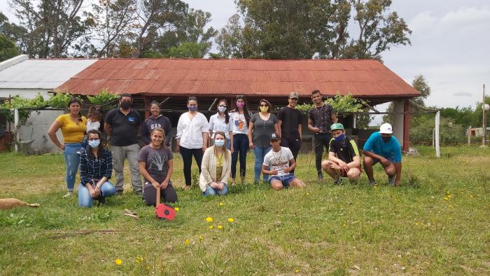 Equipo de trabajo en el predio del vivero