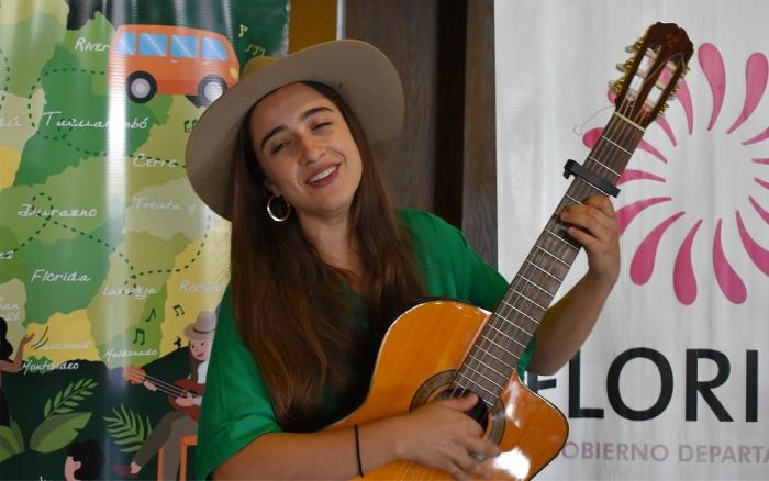 Catherine Vergnes recorre escuelas del departamento