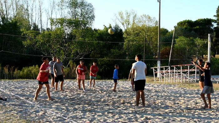 Actividades deportivas en canchas de arena de acceso al Parque Robaina