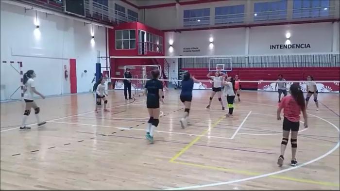 Jovenes de la Escuela Departamental de Voley en entrenamiento