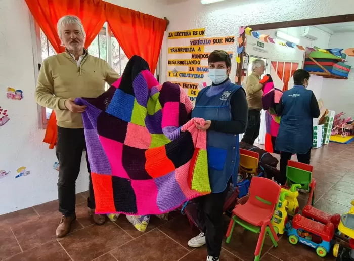 "Tejiendo Sueños" comenzó entrega de frazadas