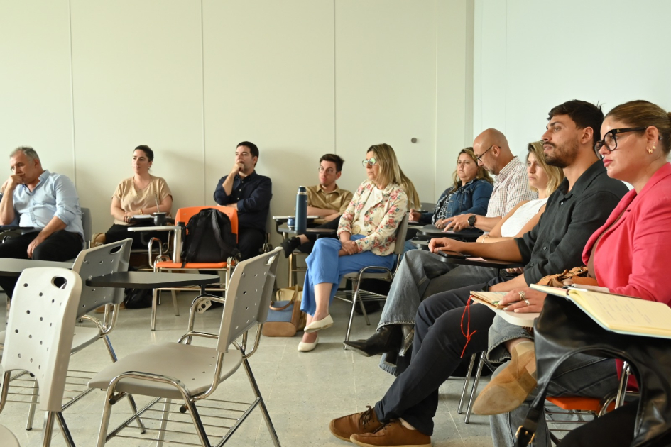 Gabinete de la intendencia durante la reunión en la sede de UTEC