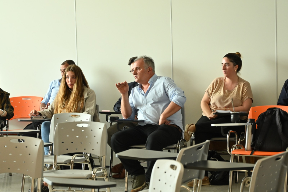 Intendente Ximénez en reunión con gabinete, asesores y técnicos de Servicio Civil, en UTEC