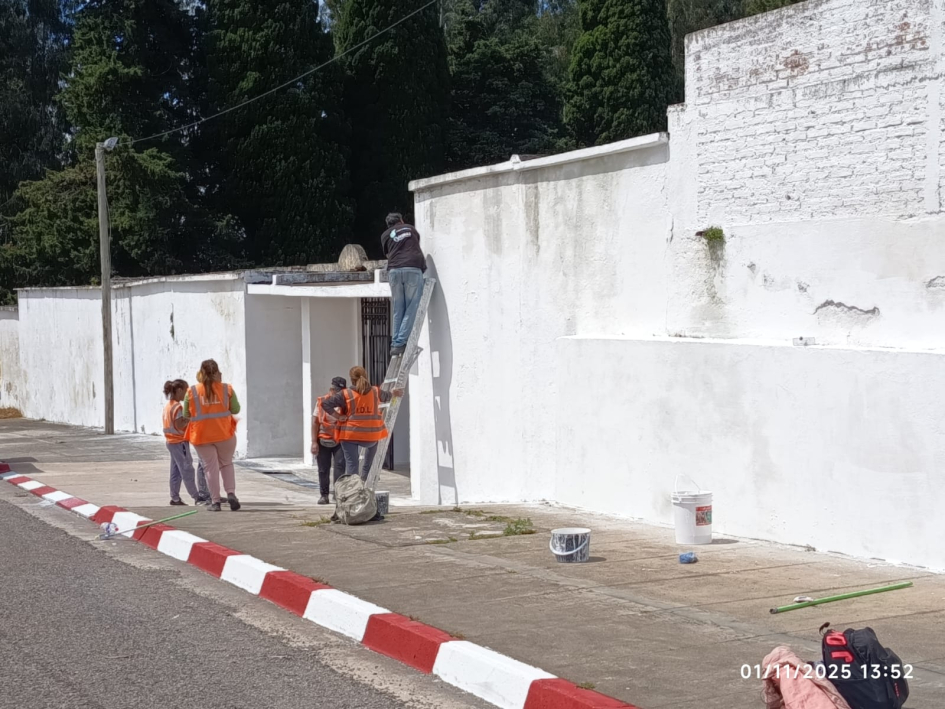 Trabajadoras municipales en uno de los cementerios 