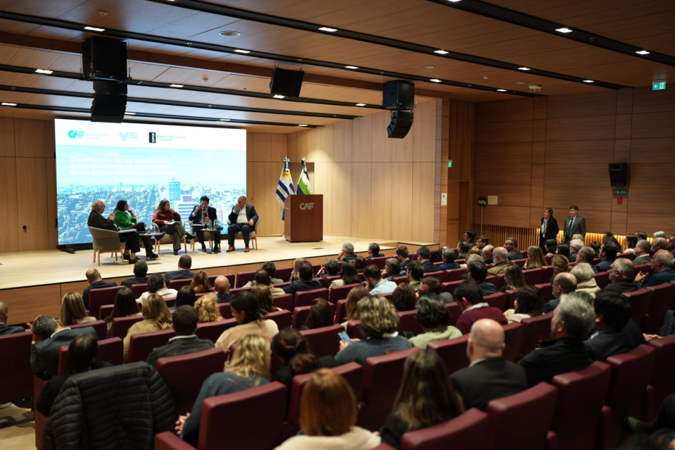 Intendente Ximénez expuso en evento del Banco de Desarrollo de América Latina y el Caribe Intendente Ximénez expuso en evento del Banco de Desarrollo de América Latina y el Caribe