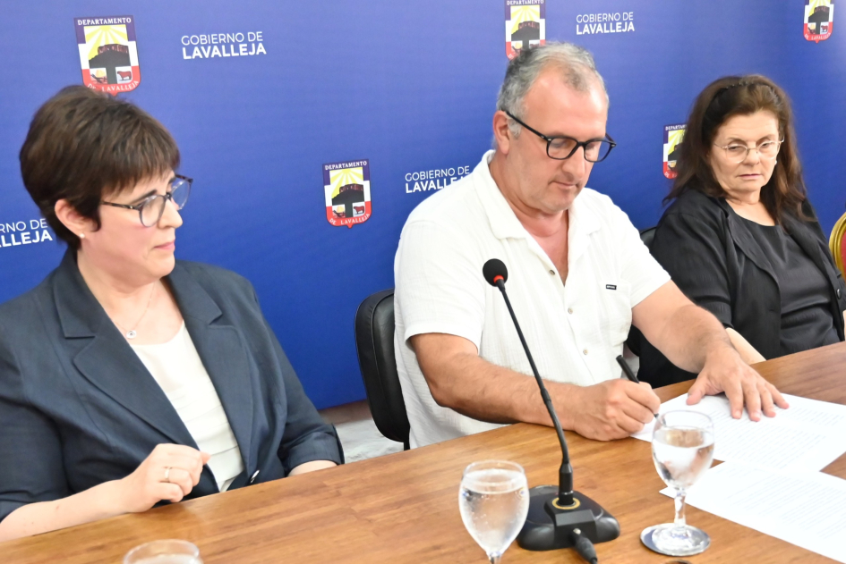 La Intendencia de Lavalleja y Comoras Estatales firmaron acuerdo para modernización y capacitación 