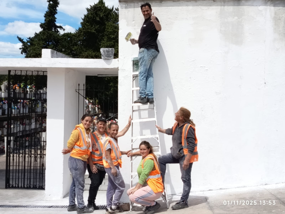 Trabajadoras municipales en uno de los cementerios 