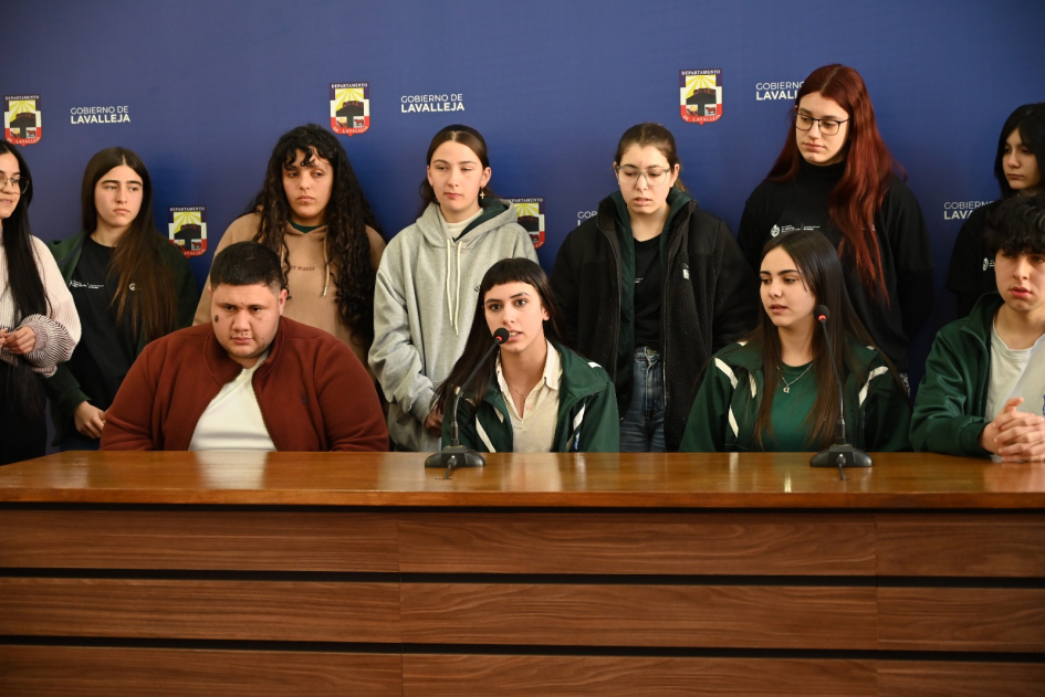 Alumnos del liceo de Batlle y Ordóñez expusieron conceptos sobre proyecto de eficiencia energética Alumnos del liceo de Batlle y Ordóñez expusieron conceptos sobre proyecto de eficiencia energétic