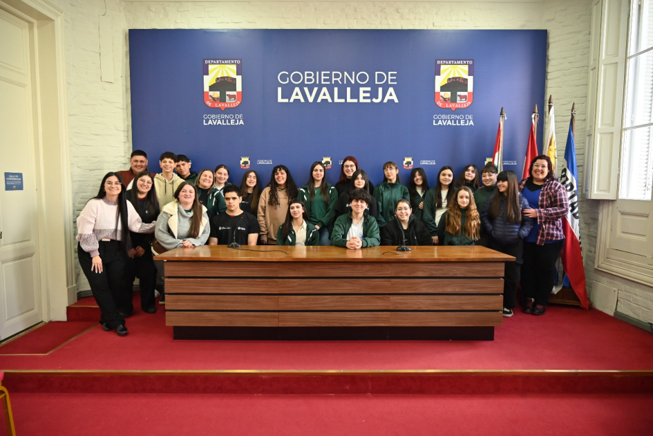 Alumnos del liceo de Batlle y Ordóñez expusieron conceptos sobre proyecto de eficiencia energética Alumnos del liceo de Batlle y Ordóñez expusieron conceptos sobre proyecto de eficiencia energética