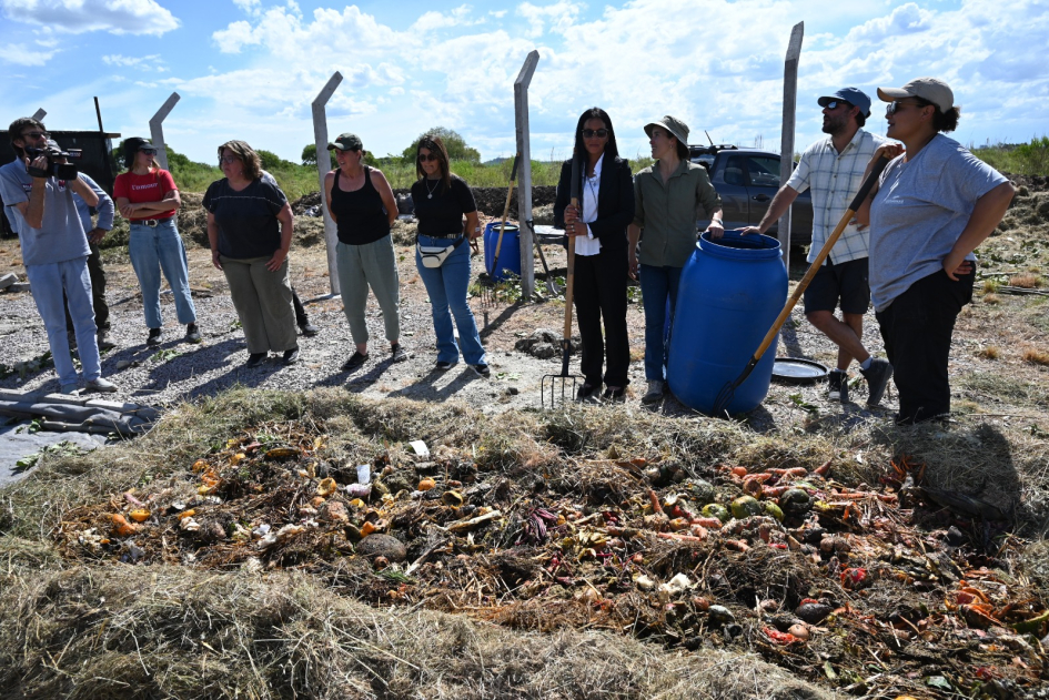 Trabajadores y referentes del interior participaron en el inicio del primer patio de compostaje Trabajadores y referentes del interior participaron en el inicio del primer patio de compostaje