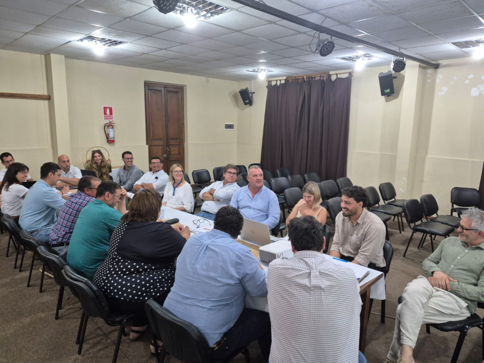 Reunión entre el intendente, parte del Ejecutivo, alcaldes, alcaldesas y referentes de áreas de IDL