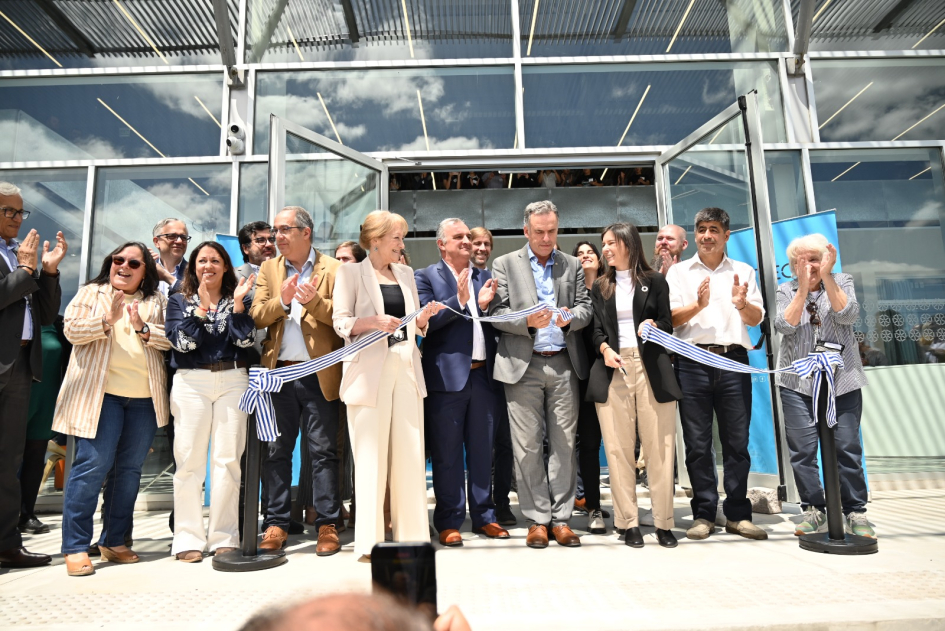 Corte de cinta que marcó la inauguración del nuevo edificio de UTEC