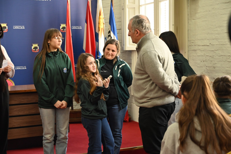 Intendente Ximénez recibió a los estudiantes de Batlle y Ordóñez Intendente Ximénez recibió a los estudiantes de Batlle y Ordóñez