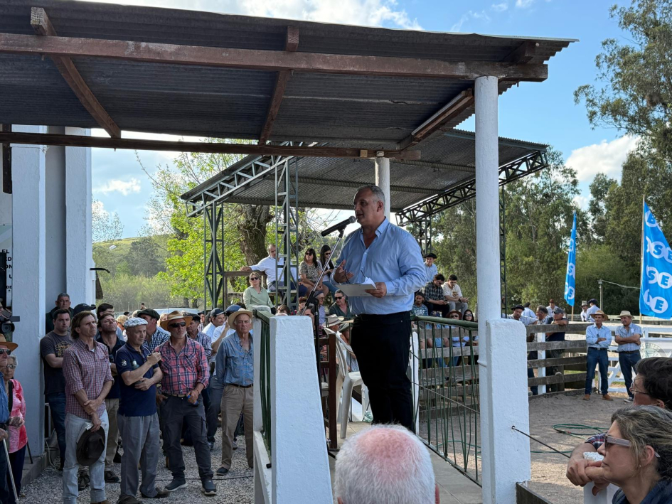 Intendente Ximénez durante su discurso en la Expo Campanero Intendente Ximénez durante su discurso en la Expo Campanero