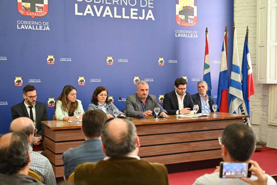 Firma del convenio entre la intendencia e IMPO para la creación del Digesto digital y abierto