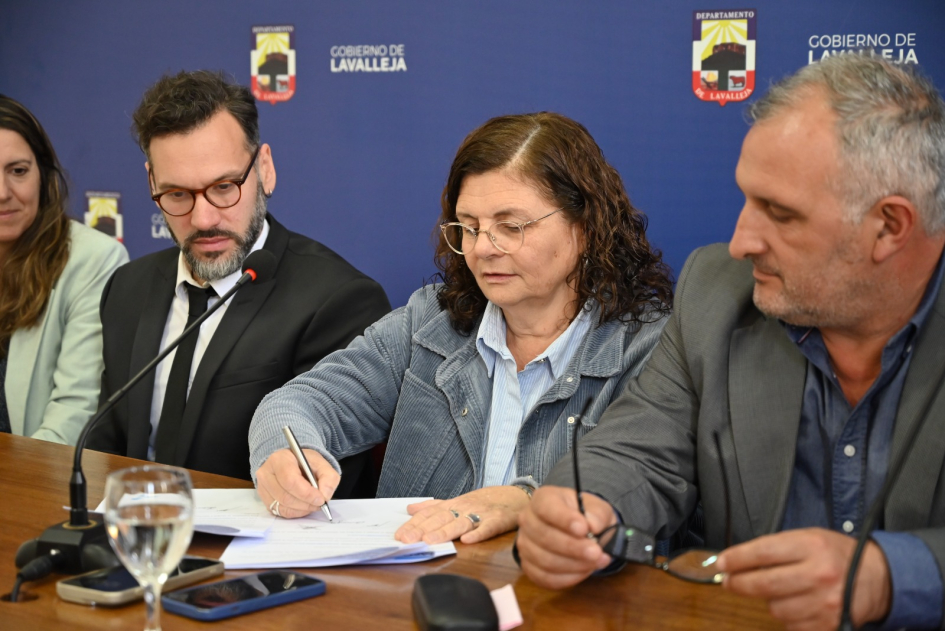 Firma del convenio entre la intendencia e IMPO para la creación del Digesto digital y abierto