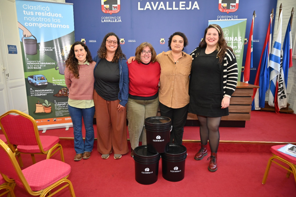 La directora de Ambiente, Aurora Fernández, junto a emprendedoras del proyecto