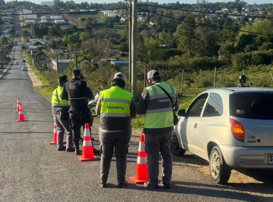 Operativos de tránsito bajo el cerro Artigas de Minas