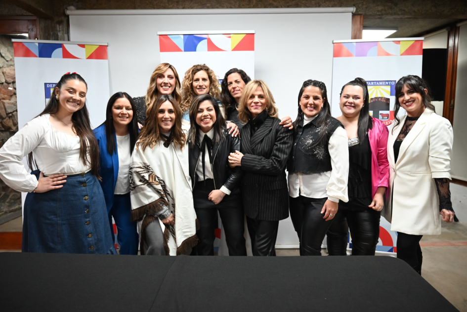 Diez mujeres cantando A Don José en un momento histórico Diez mujeres cantando A Don José en un momento histórico