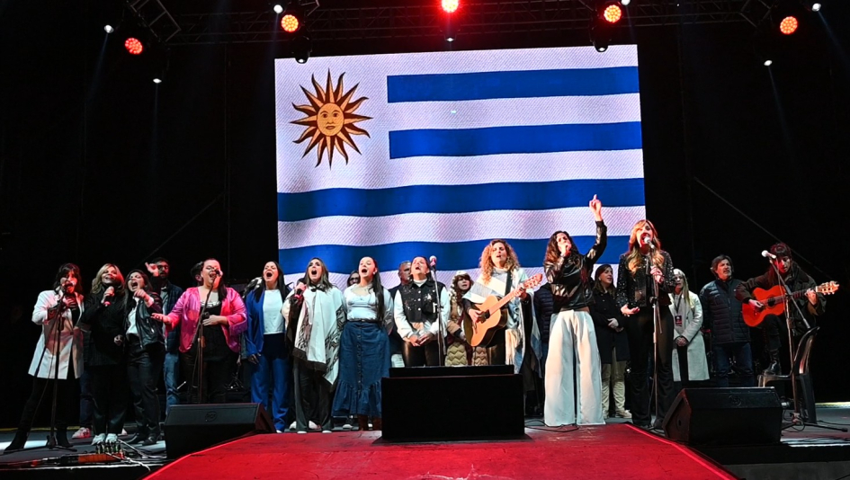 Diez mujeres cantando A Don José en un momento histórico Diez mujeres cantando A Don José en un momento histórico