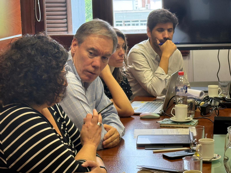Autoridades del Ministerio de Economía y Finanzas durante reunión con el intendente Ximénez