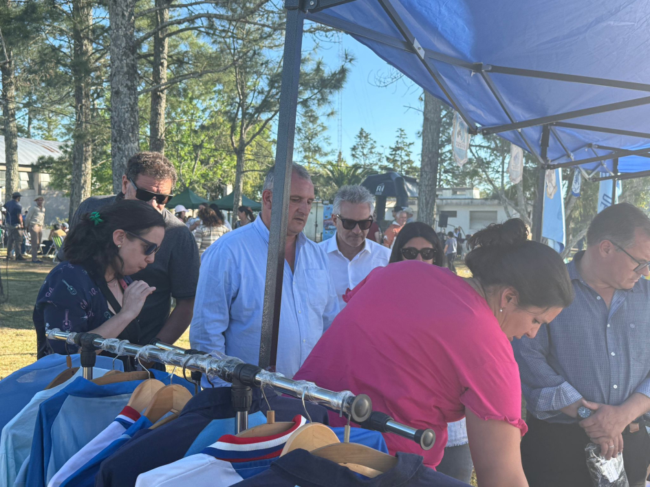 Intendente Ximénez y equipo de la intendencia en el stand de la Asociación Rural de Zapicán Intendente Ximénez y equipo de la intendencia en el stand de la Asociación Rural de Zapicán