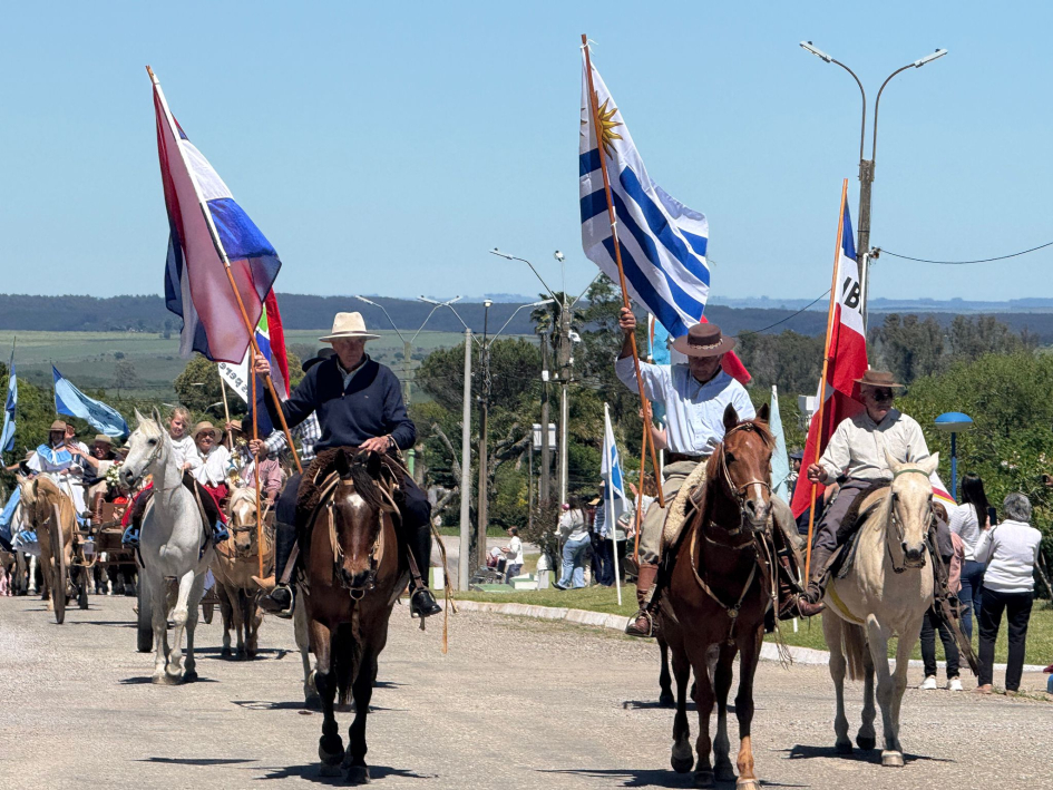 El desfile del Día de Zapicán, con grandes y chicos celebrando la identidad de Lavalleja El desfile del Día de Zapicán, con grandes y chicos celebrando la identidad de Lavalleja