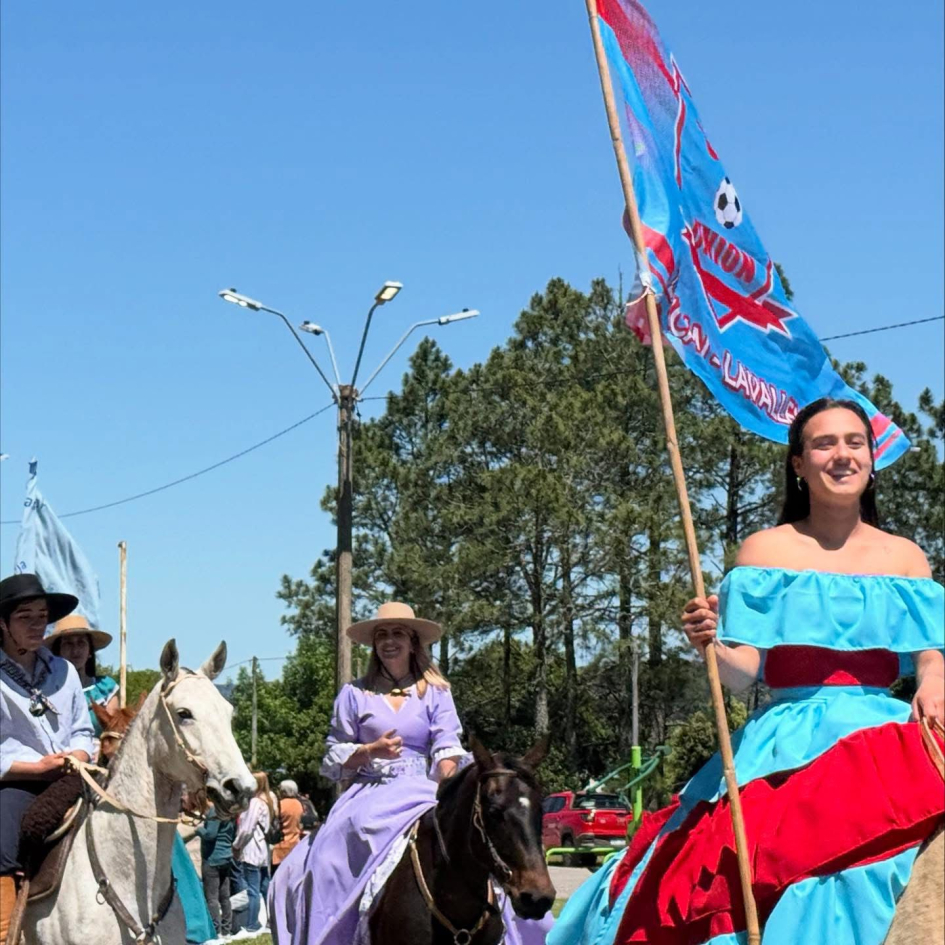 El desfile del Día de Zapicán, con grandes y chicos celebrando la identidad de Lavalleja El desfile del Día de Zapicán, con grandes y chicos celebrando la identidad de Lavalleja