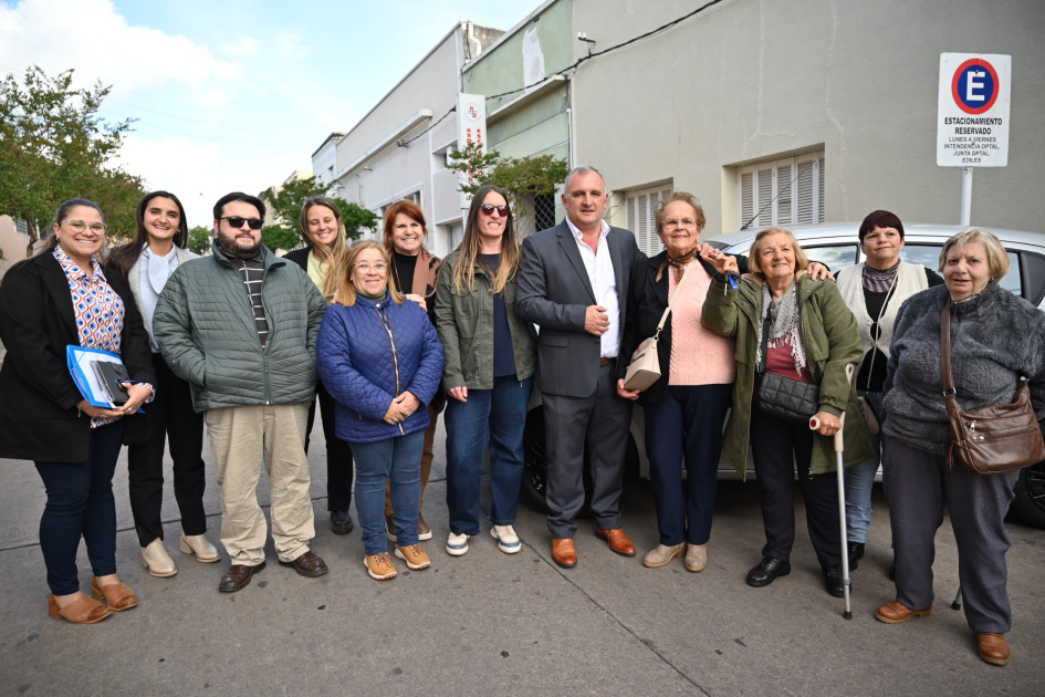 El intendente Ximénez entregó el auto Suzuki Celerio a Nidia Sanguinetti El intendente Ximénez entregó el auto Suzuki Celerio a Nidia Sanguinetti