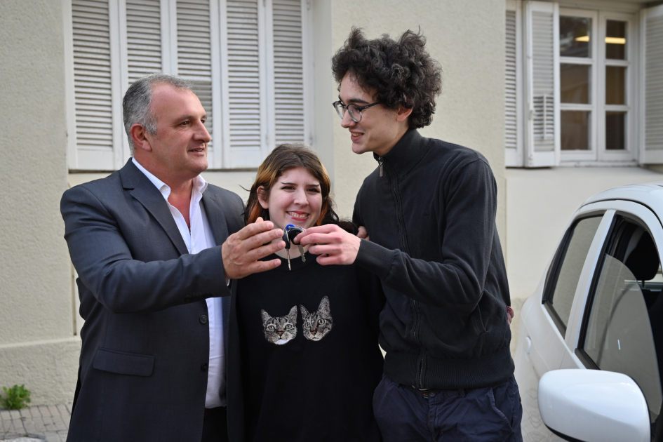 Angelo Denis recibió la llave del auto Suzuki Alto por parte del intendente Ximénez Angelo Denis recibió la llave del auto Suzuki Alto por parte del intendente Ximénez