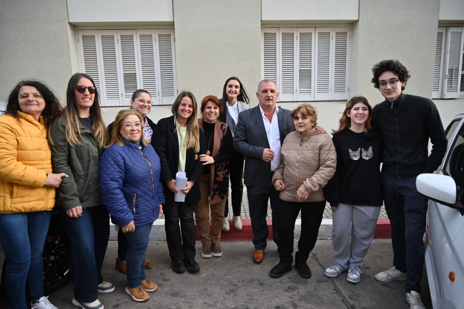 Angelo Denis recibió la llave del auto Suzuki Alto por parte del intendente Ximénez Angelo Denis recibió la llave del auto Suzuki Alto por parte del intendente Ximénez