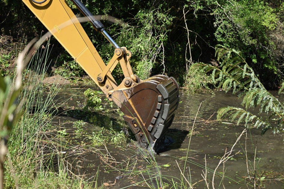 La Intendencia de Lavalleja trabaja en la limpieza del arroyo San Francisco