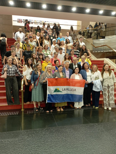 Adolescentes lavallejinos, recibidos por el ministro de Educación y Cultura, José Carlos Mahía