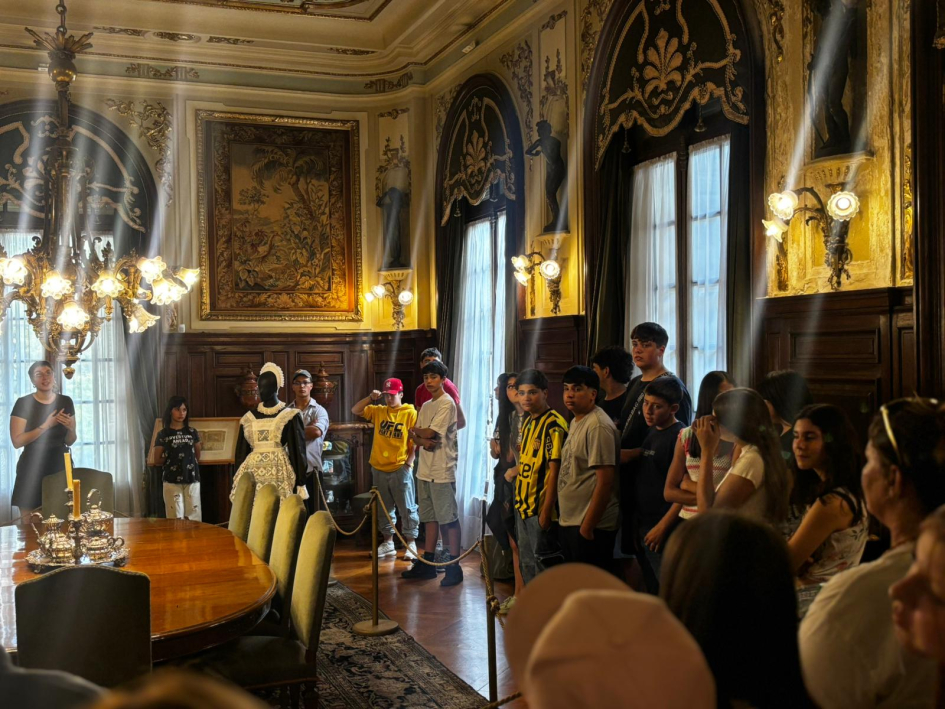 Adolescentes lavallejinos en el histórico Museo Nacional de Artes Visuales