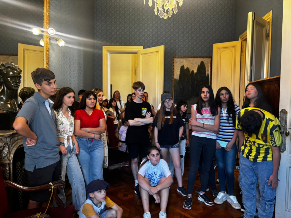 Adolescentes lavallejinos en el histórico Museo Nacional de Artes Visuales