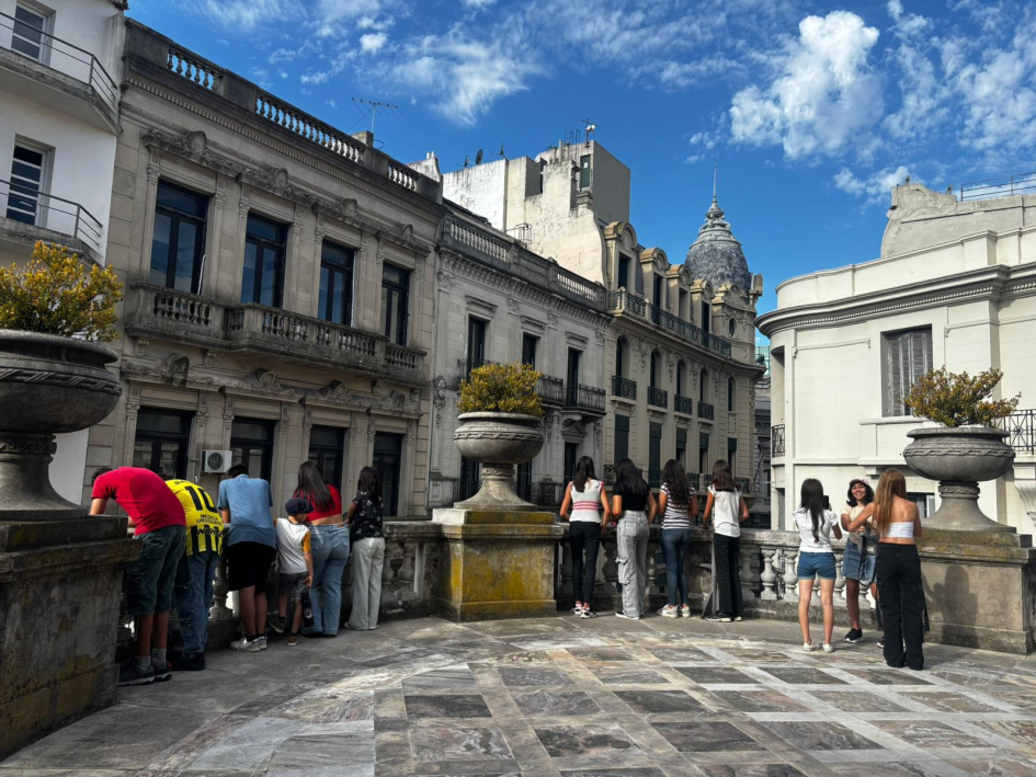 Adolescentes lavallejinos en el histórico Palacio Taranco