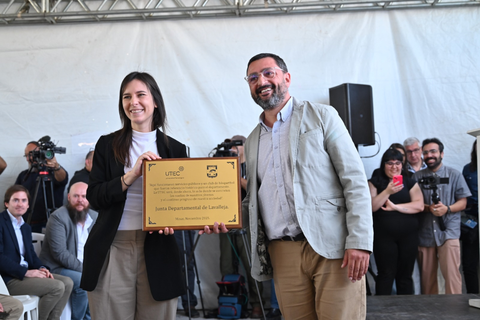 Mauro Álvarez, presidente de la Junta, entrega placa conmemorativa a rectora Valeria Larnaudie