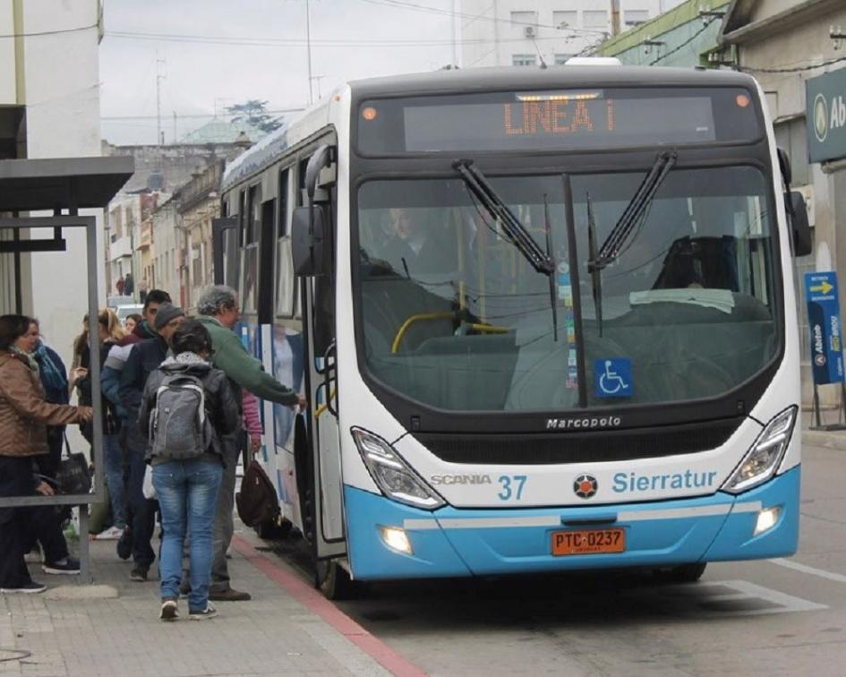 Omnibus de la línea 1 de Lavalleja en una parada.