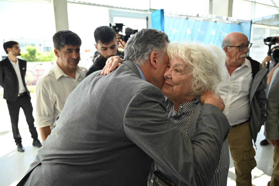 El Presidente de la República, Yamandú Orsi, saluda a la ex vicepresidenta Lucía Topolansky