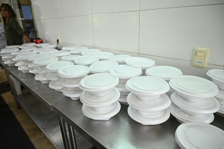 Los alimentos comenzarán a entregarse en bandejas individuales e iguales Los alimentos comenzarán a entregarse en bandejas individuales e iguales