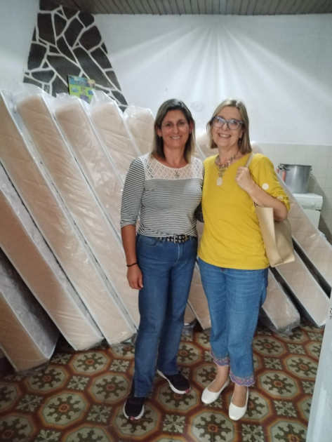 Nuevos colchones para los 25 adolescentes del hogar estudiantil de Mariscala