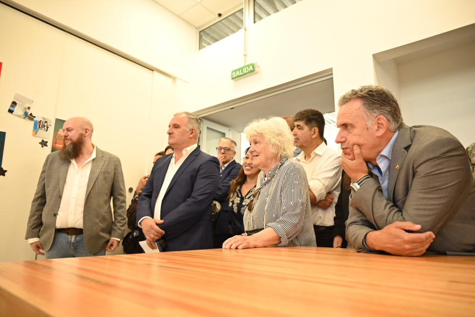 Ezequiel Alemán, director del ITR Este de UTEC, guía a las autoridades en la recorrida