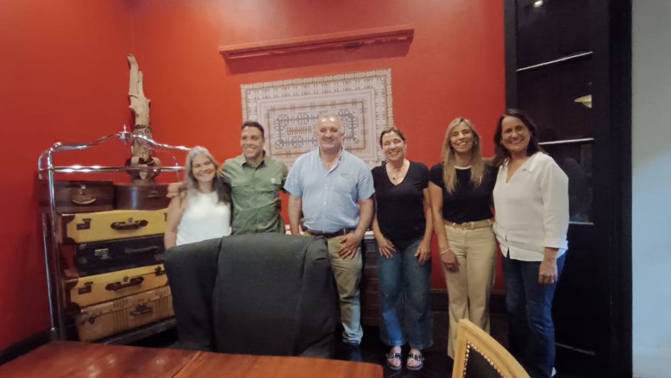 Delegación uruguaya junto a Alejandra Eliciri, ministra de Turismo de Corrientes, Argentina